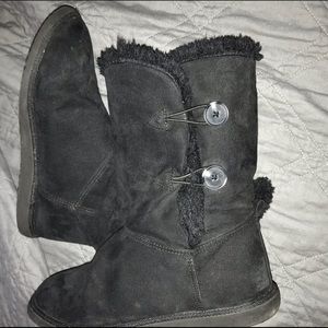 Black furry winter boots
